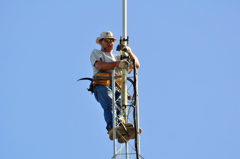 Bob-K4NBC Detaching Old Antenna 08.jpg